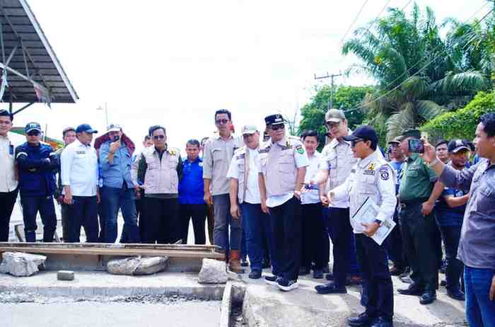 M Toha Tohet turun tangan langsung untuk memastikan proyek perbaikan sejumlah ruas jalan di Kabupaten Muba agar berjalan lancar dan sesuai spesifikasi.