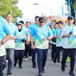 H. Herman Deru, didampingi Wali Kota Pagaralam, Ludi Oliansyah, S.T., serta para pejabat lainnya, secara resmi melepas ribuan peserta Sriwijaya Dempo Run 2025 di Lapangan Merdeka, Alun-Alun Utara Kota Pagaralam, Sabtu (6/12/2025).