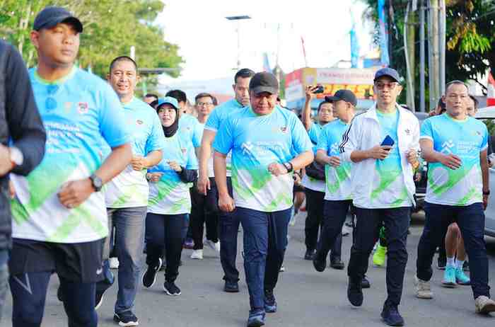 H. Herman Deru, didampingi Wali Kota Pagaralam, Ludi Oliansyah, S.T., serta para pejabat lainnya, secara resmi melepas ribuan peserta Sriwijaya Dempo Run 2025 di Lapangan Merdeka, Alun-Alun Utara Kota Pagaralam, Sabtu (6/12/2025).