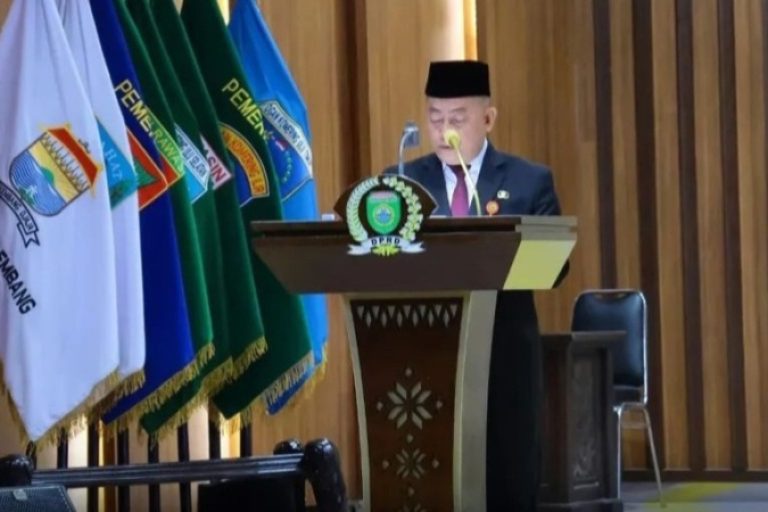 Ketua DPRD Sumsel, Andie Dinialdie, bersama Sekretaris Daerah Sumsel, Edward Candra, menghadiri Rapat Paripurna XXIV DPRD Provinsi Sumsel di Ruang Rapat Paripurna DPRD Sumsel, pada hari Jum'at, tanggal 24 Oktober 2025.