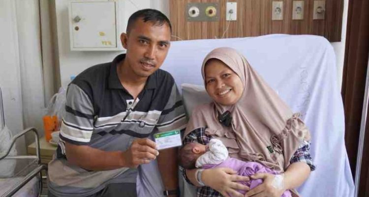 Desi Damayanti (40), warga kecamatan Sako, duduk tenang bercerita tentang pengalamannya sebagai peserta Program Jaminan Kesehatan Nasional (JKN).