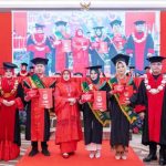 Suasana Wisuda ke-XIII Universitas Kader Bangsa di Whyndam OPI Mall, pada hari Kamis, tanggal 11 Desember 2025. (foto : tim media Universitas Kader Bangsa)