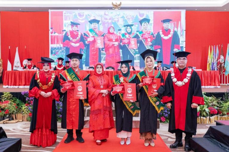 Suasana Wisuda ke-XIII Universitas Kader Bangsa di Whyndam OPI Mall, pada hari Kamis, tanggal 11 Desember 2025. (foto : tim media Universitas Kader Bangsa)