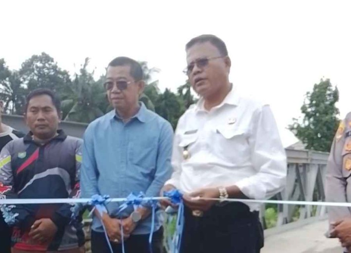 H. Arlan, secara resmi meresmikan penggunaan Jembatan Bailey di Jalan Tenggamus, Kelurahan Muara Dua, Kecamatan Prabumulih Timur, Jumat (9/1/2026).