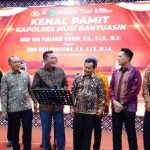 Kenal pamit antara Kapolres Musi Banyuasin AKBP God Parlasro Sinaga SH SIK MH Kepada AKBP Ruri Prastowo SH SIK MIK, yang berlangsung di Pendopoan Griya Bumi Serasan Sekate.