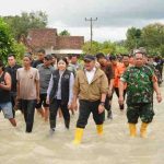 H. Herman Deru melanjukan peninjauan kondisi banjir yang juga melanda Desa Raman Jaya, Kecamatan Belitang II, Kabupaten OKU Timur, Jumat (9/1/2025).