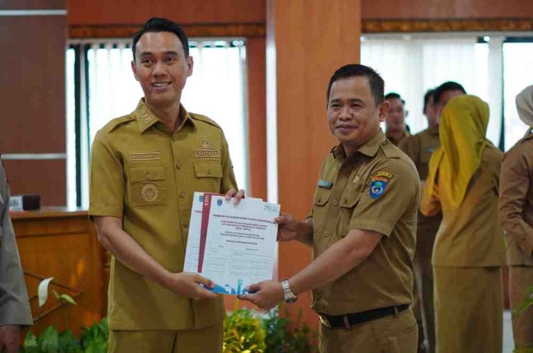 H. Muchendi Mahzareki menyerahkan Dokumen Pelaksanaan Anggaran (DPA) Tahun Anggaran 2026 kepada seluruh organisasi perangkat daerah (OPD) di lingkungan Pemerintah Kabupaten OKI, Selasa (13/1/2026).