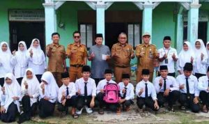 Bantuan Bupati disalurkan kepada santri Pondok Pesantren Modern Al-Razi yang berlokasi di Desa Sedupi, Kecamatan Tanah Abang, Selasa (13/1/2026). Bantuan Bupati disalurkan kepada santri Pondok Pesantren Modern Al-Razi yang berlokasi di Desa Sedupi, Kecamatan Tanah Abang, Selasa (13/1/2026).