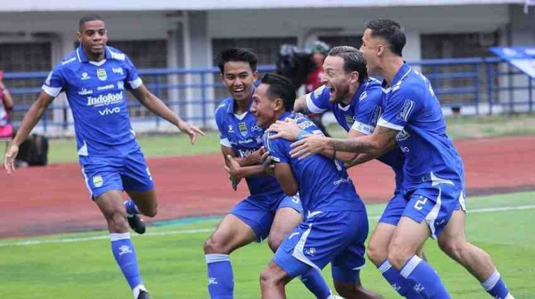 Kemenangan 1-0 atas Persija Jakarta di Stadion Gelora Bandung Lautan Api, Kota Bandung, Minggu (11/1) membuat Persib menyalip Borneo FC Samarinda