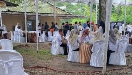 Acara peresmian tersebut turut dihadiri Wali Kota Prabumulih, H. Arlan, sebagai bentuk dukungan pemerintah daerah terhadap perkembangan usaha kuliner lokal. (14 Januari 2026)