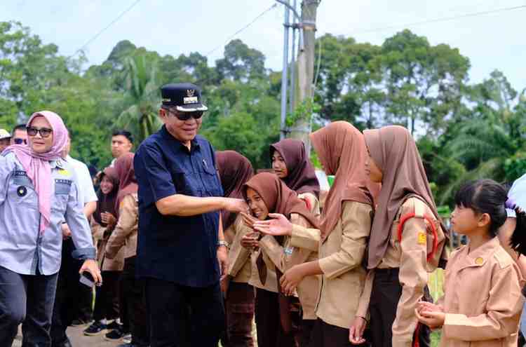 H M Toha Tohet SH melakukan kunjungan kerja sekaligus menghadiri Rapat Anggota Tahunan (RAT) Tutup Buku Tahun 2025 KUD Sriwijaya, yang berlangsung di Desa Suka Jaya, Kecamatan Plakat Tinggi, Rabu (14/1/2026).