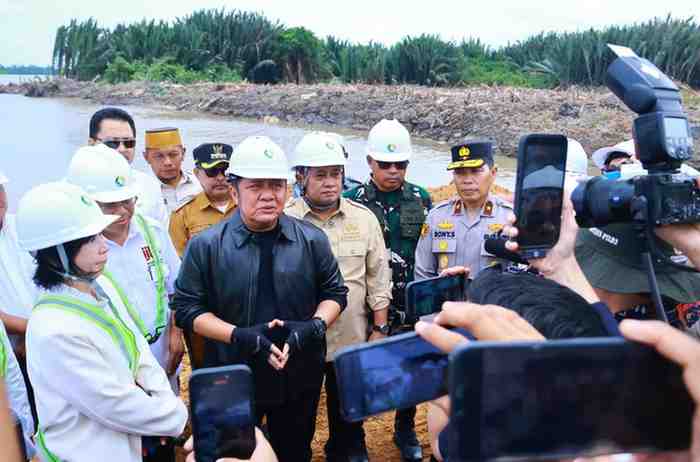 H. Herman Deru, secara resmi melakukan groundbreaking pembangunan pabrik bahan baku Bio-Avtur PT Green Power Palembang di Kawasan Tanjung Api-Api, Kabupaten Banyuasin, Selasa (20/1/2026).