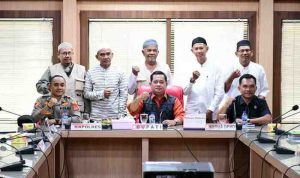 Dr. H. Askolani, SH., MH, secara langsung mendengarkan kegelisahan dan aspirasi masyarakat Kelurahan Mariana, Desa Sungai Gerong, yang terdampak permasalahan dengan PT Pertamina. Dr. H. Askolani, SH., MH, secara langsung mendengarkan kegelisahan dan aspirasi masyarakat Kelurahan Mariana, Desa Sungai Gerong, yang terdampak permasalahan dengan PT Pertamina.