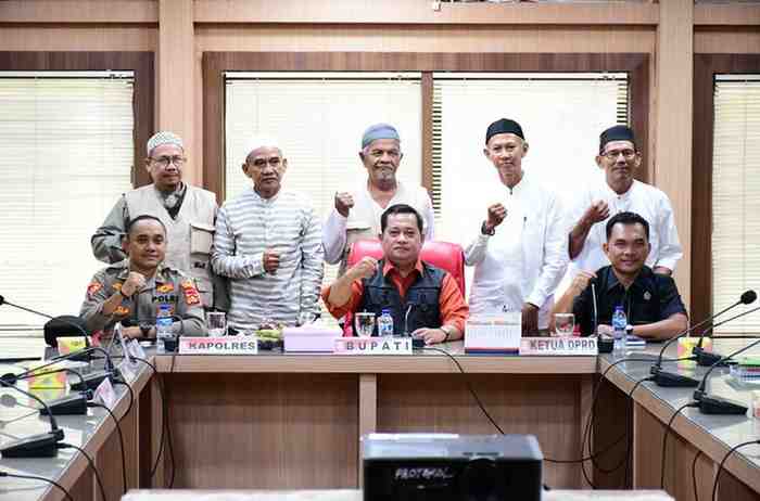 Dr. H. Askolani, SH., MH, secara langsung mendengarkan kegelisahan dan aspirasi masyarakat Kelurahan Mariana, Desa Sungai Gerong, yang terdampak permasalahan dengan PT Pertamina.