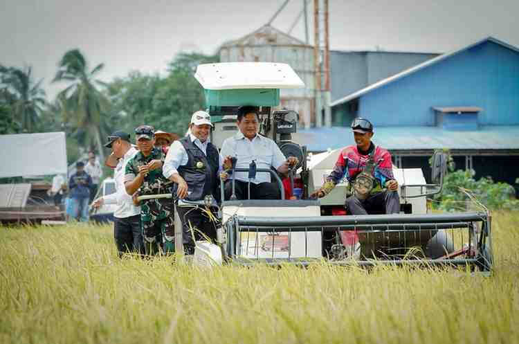 Dr. H. Askolani, S.H., M.H, dan Kepala Desa Telang Rejo, Kecamatan Muara Telang di lokasi acara, Kamis, (22/1/2025).