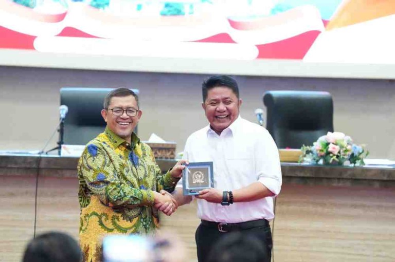 H. Herman Deru, menerima Kunjungan Kerja Badan Aspirasi Masyarakat (BAM) DPR RI dalam rangka menindaklanjuti aspirasi terkait konflik agraria yang terjadi di Kabupaten Empat Lawang dan Kabupaten OKU Timur. Berlangsung di Ruang Rapat Graha Bina Praja, Senin (26/01/2026).
