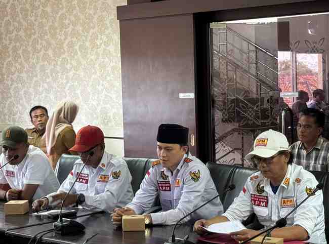 Menindaklanjuti pengaduan dari LSM Aliansi Prabumulih Menggugat (APM), Komisi II DPRD Prabumulih menggelar Rapat Dengar Pendapat (RDP), Selasa (27/1/2026).