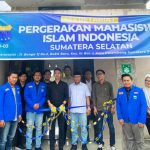 Pengurus Koordinator Cabang (PKC) Pergerakan Mahasiswa Islam Indonesia (PMII) Provinsi Sumatera Selatan (Sumsel) resmi memiliki sekretariat sementara yang berlokasi di Jalan Bunga, Kelurahan Bukit Baru, Kota Palembang. Peresmian sekretariat tersebut berlangsung pada hari Senin, tanggal 19 Januari 2026. (MUSINEWS.iD/HAIRUDIN)