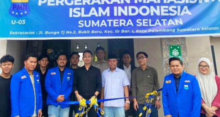 Pengurus Koordinator Cabang (PKC) Pergerakan Mahasiswa Islam Indonesia (PMII) Provinsi Sumatera Selatan (Sumsel) resmi memiliki sekretariat sementara yang berlokasi di Jalan Bunga, Kelurahan Bukit Baru, Kota Palembang. Peresmian sekretariat tersebut berlangsung pada hari Senin, tanggal 19 Januari 2026. (MUSINEWS.iD/HAIRUDIN)