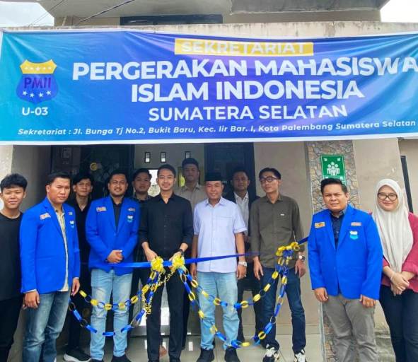 Pengurus Koordinator Cabang (PKC) Pergerakan Mahasiswa Islam Indonesia (PMII) Provinsi Sumatera Selatan (Sumsel) resmi memiliki sekretariat sementara yang berlokasi di Jalan Bunga, Kelurahan Bukit Baru, Kota Palembang. Peresmian sekretariat tersebut berlangsung pada hari Senin, tanggal 19 Januari 2026. (MUSINEWS.iD/HAIRUDIN)