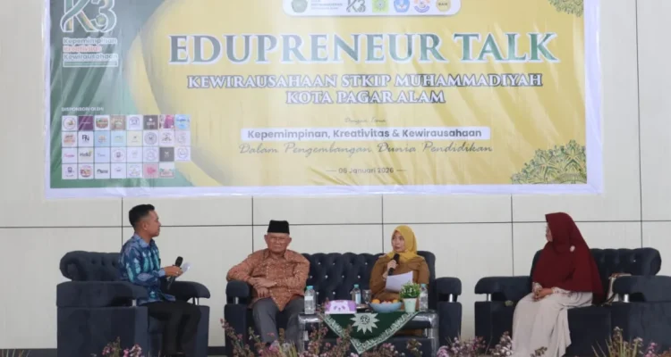 Hj. Bertha saat membuka kegiatan Edupreneur Talk Kewirausahaan STKIP Muhammadiyah Tahun 2026, pada hari Selasa, tanggal 6 Januari 2026, di Sportarium Kampus B STKIP Muhammadiyah. (MUSINEWS.ID/HAIRUDIN)