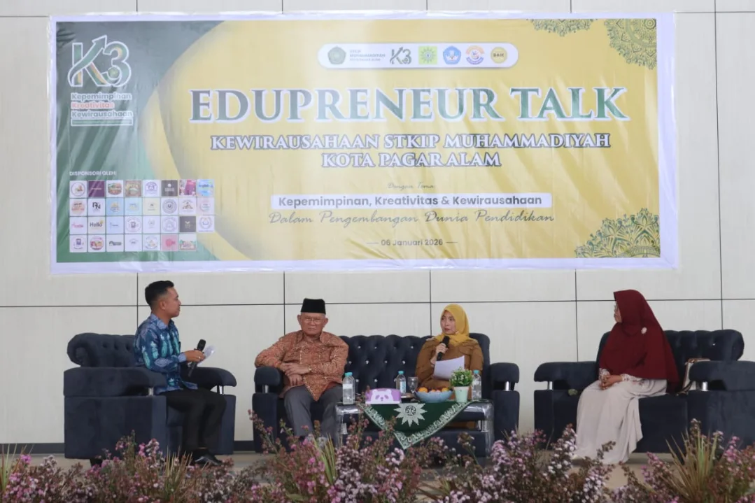 Hj. Bertha saat membuka kegiatan Edupreneur Talk Kewirausahaan STKIP Muhammadiyah Tahun 2026, pada hari Selasa, tanggal 6 Januari 2026, di Sportarium Kampus B STKIP Muhammadiyah. (MUSINEWS.ID/HAIRUDIN)