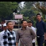 Ketua Komisi C DPRD Kota Prabumulih, Nicko Adha Pranata, SE, bersama dua anggotanya, Iswanto dan Adha Nahar Dian Jaya, S.Si, menghentikan kendaraan mereka secara mendadak saat melintas di bawah Gerbang Kota Prabumulih yang berada di kawasan Tugu Air Mancur, Rabu (21/01/2026).