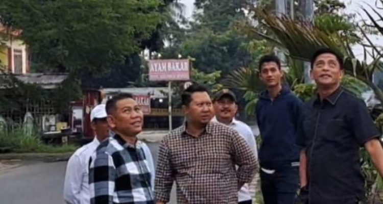 Ketua Komisi C DPRD Kota Prabumulih, Nicko Adha Pranata, SE, bersama dua anggotanya, Iswanto dan Adha Nahar Dian Jaya, S.Si, menghentikan kendaraan mereka secara mendadak saat melintas di bawah Gerbang Kota Prabumulih yang berada di kawasan Tugu Air Mancur, Rabu (21/01/2026).