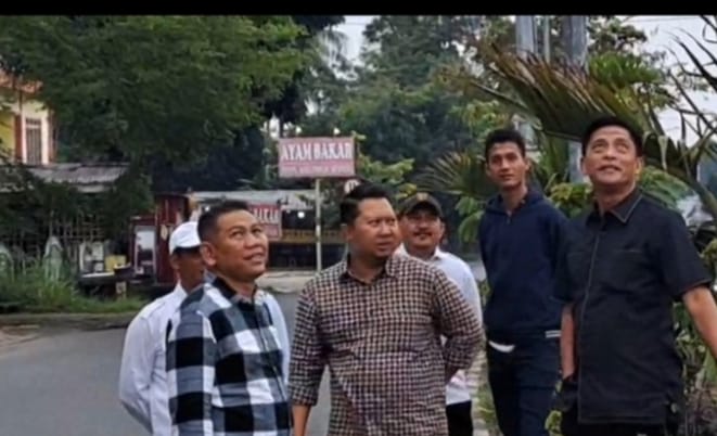 Ketua Komisi C DPRD Kota Prabumulih, Nicko Adha Pranata, SE, bersama dua anggotanya, Iswanto dan Adha Nahar Dian Jaya, S.Si, menghentikan kendaraan mereka secara mendadak saat melintas di bawah Gerbang Kota Prabumulih yang berada di kawasan Tugu Air Mancur, Rabu (21/01/2026).