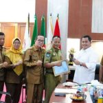 Dr. H. Askolani, SH., MH menerima Audiensi Kepala Dinas Lingkungan Hidup Banyuasin Dr. Zazili, S.E., M.Si, dalam rangka menyerahkan Piala Penghargaan Nirwacita Tantra 2 di provinsi dan Adhywiyata Tingkat Nasional Tahun 2025 di Guest House Rumah Dinas Bupati Banyuasin, Selasa 13 Januari 2025.
