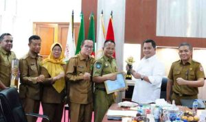 Dr. H. Askolani, SH., MH menerima Audiensi Kepala Dinas Lingkungan Hidup Banyuasin Dr. Zazili, S.E., M.Si, dalam rangka menyerahkan Piala Penghargaan Nirwacita Tantra 2 di provinsi dan Adhywiyata Tingkat Nasional Tahun 2025 di Guest House Rumah Dinas Bupati Banyuasin, Selasa 13 Januari 2025. Dr. H. Askolani, SH., MH menerima Audiensi Kepala Dinas Lingkungan Hidup Banyuasin Dr. Zazili, S.E., M.Si, dalam rangka menyerahkan Piala Penghargaan Nirwacita Tantra 2 di provinsi dan Adhywiyata Tingkat Nasional Tahun 2025 di Guest House Rumah Dinas Bupati Banyuasin, Selasa 13 Januari 2025.