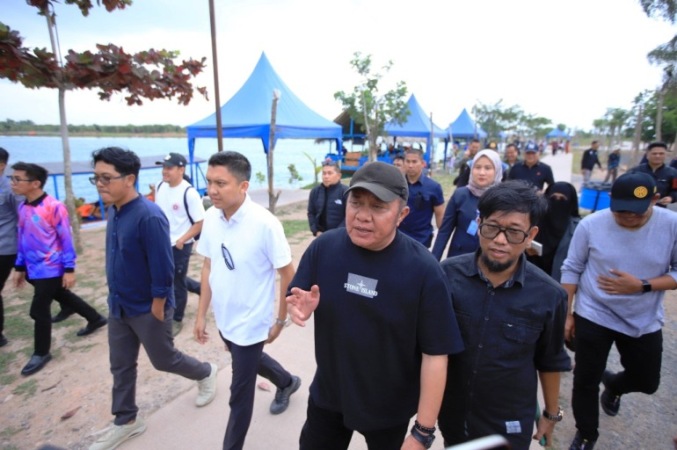 Gubernur Provinsi Sumatera Selatan, Herman Deru, melakukan kunjungan kerja ke Danau Biru di Kabupaten Ogan Ilir. (foto : sumselprov.go.id)