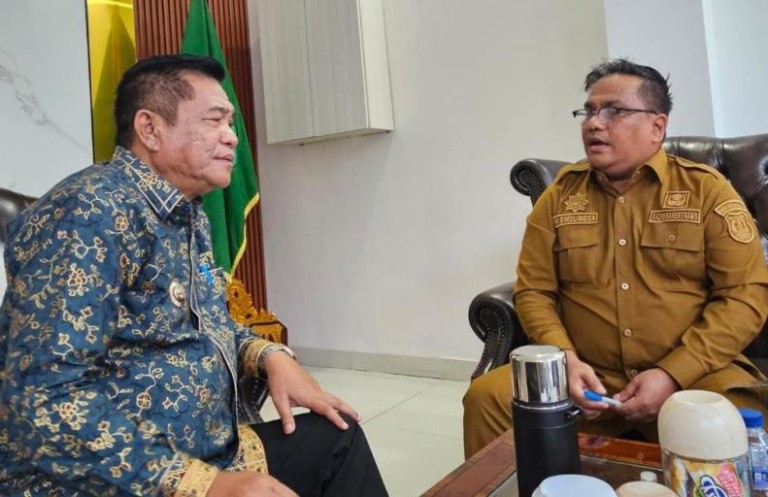 Kepala Disnakertrans Kabupaten Muba, Herryandi Sinulingga, bersama Bupati Kabupaten Muba, M. Toha. (MUSINEWS.ID/SIKUMBANG)