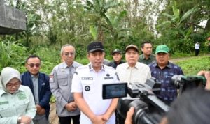 Wali Kota Pagar Alam, Ludi Oliansyah, bersama Ketua dan Anggota Komisi IV DPRD Sumselmeninjau langsung kondisi Jembatan Tebat Gheban yang berada di Kelurahan Alun Dua, Kecamatan Pagar Alam Utara, Rabu, 14 Januari 2026. (MUSINEWS.ID/HAIRUDIN)