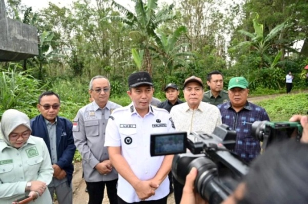 Wali Kota Pagar Alam, Ludi Oliansyah, bersama Ketua dan Anggota Komisi IV DPRD Sumselmeninjau langsung kondisi Jembatan Tebat Gheban yang berada di Kelurahan Alun Dua, Kecamatan Pagar Alam Utara, Rabu, 14 Januari 2026. (MUSINEWS.ID/HAIRUDIN)