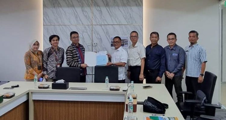 Tim dari Badan Pengelola Pajak dan Retribusi Daerah melakukan penyampaian Surat Pemberitahuan Pajak Terutang (SPPT) Pajak Bumi dan Bangunan (PBB) kepada sejumlah wajib pajak strategis. (foto : Dinkominfo Kabupaten Muba)