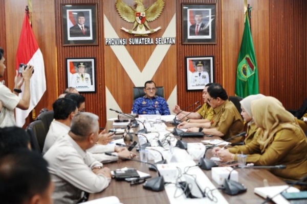 Sekretaris Daerah (Sekda) Provinsi Sumatera Selatan (Sumsel), Edward Candra, memimpin rapat persiapan Launching Sumsel Health and Tourism, yang digelar di Ruang Rapat Sekda Provinsi Sumsel, pada hari Senin, tanggal 26 Januari 2026. (foto : sumselprov.go.id)