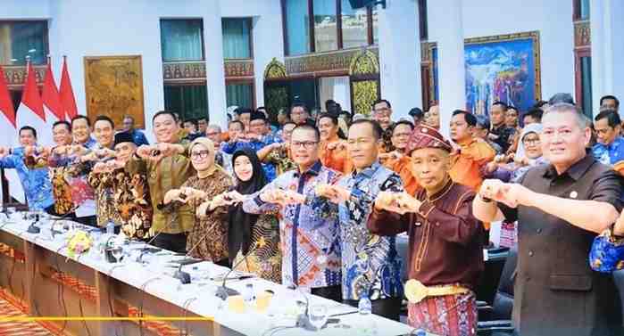 Sekretaris Daerah Kota Prabumulih, H. Elman, S.T., M.M., menghadiri Rapat Koordinasi Sinergi Program Pengentasan Kemiskinan Tahun 2026 yang diselenggarakan oleh Pemerintah Provinsi Sumatera Selatan di Palembang.