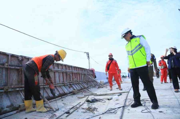 meninjau langsung progres pembangunan Jembatan Musi V di kawasan Pulokerto, Kecamatan Gandus, Palembang, Jumat (6/2/2026).