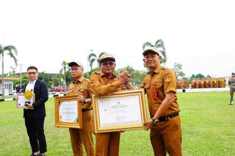 Senin (09/02/2026) Kepala Badan Kepegawaian dan Pengembangan Sumber Daya Manusia (BKPSDM) Kota Prabumulih, Efran Santiaji, S.T., menerima Piagam Penghargaan atas Kolaborasi dalam Peningkatan Kompetensi Teknis Umum dan Fungsional Tahun 2025.