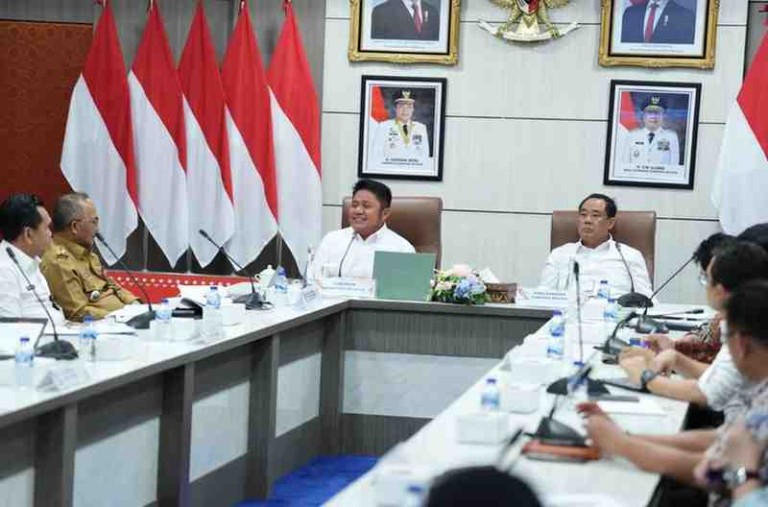 Rapat percepatan pembangunan Jalan Khusus Angkutan Batubara yang melintasi Kabupaten Lahat, Kabupaten Muara Enim, dan Kabupaten Penukal Abab Lematang Ilir (PALI). Rapat berlangsung di Ruang Rapat Bina Praja, Senin (9/1/2026).