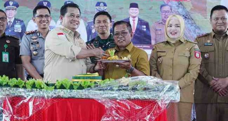 Tasyakuran Swasembada Pangan Sebagai Peringkat I Nasional Peningkatan Produksi Beras di Halaman Kantor Dinas Tanaman Pangan dan Holtikultura Banyuasin, Senin (9/2/2026).