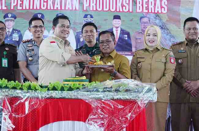 Tasyakuran Swasembada Pangan Sebagai Peringkat I Nasional Peningkatan Produksi Beras di Halaman Kantor Dinas Tanaman Pangan dan Holtikultura Banyuasin, Senin (9/2/2026).