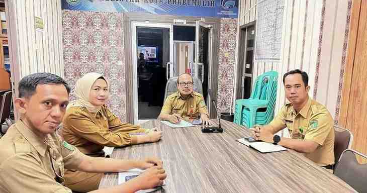 Pemerintah Kota Prabumulih Provinsi Sumatera Selatan, Wali Kota H. Arlan, yang diwakili oleh Staf Ahli Bidang Ekonomi, Keuangan, dan Pembangunan, Mulyadi Karoman, S.Pd., M.Si., menghadiri kegiatan Rapat Koordinasi Wilayah dan Katalis 1 Percepatan dan Perluasan Digitalisasi Daerah (P2DD).