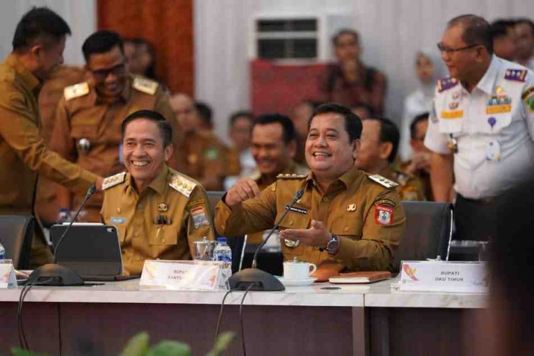 Kunjungan Kerja Menteri Koordinator Bidang Infrastruktur dan Pembangunan Kewilayahan di Provinsi Sumatera Selatan. Rapat berlangsung di Griya Agung Palembang. Selasa (10/02/2026)