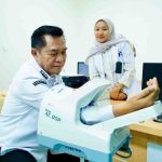 H. M. Toha Tohet S.H, menyusuri lorong IGD RSUD Sekayu yang berada di Musi Banyuasin Provinsi Sumatera Selatan, pada Rabu (11/02/2026)