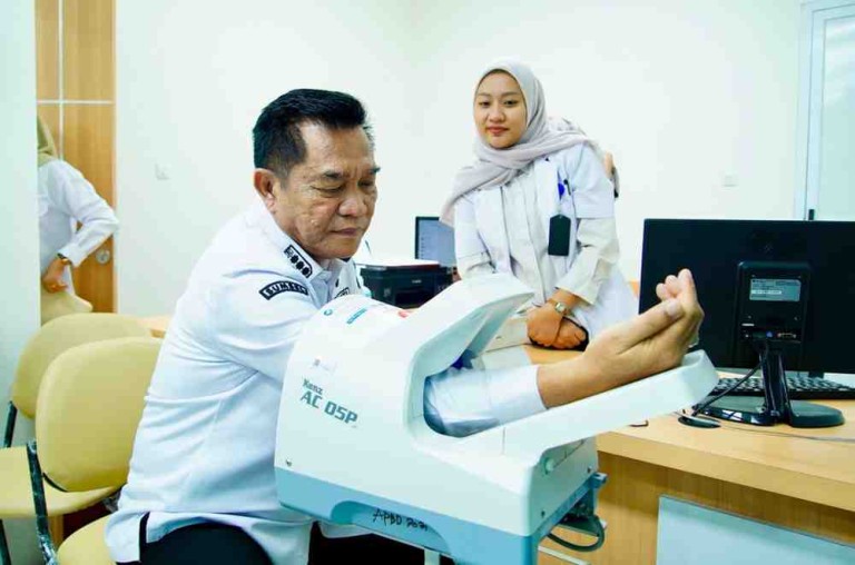 H. M. Toha Tohet S.H, menyusuri lorong IGD RSUD Sekayu yang berada di Musi Banyuasin Provinsi Sumatera Selatan, pada Rabu (11/02/2026)