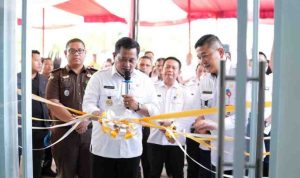 Bupati Banyuasin Dr. H. Askolani, SH., MH saat melaunching pusat pelayanan terpadu KTM Telang. Launching pusat pelayanan tersebut dilaksanakan di Desa Mulyasari, Rabu (11/02).