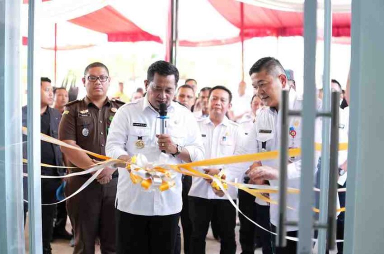Bupati Banyuasin Dr. H. Askolani, SH., MH saat melaunching pusat pelayanan terpadu KTM Telang. Launching pusat pelayanan tersebut dilaksanakan di Desa Mulyasari, Rabu (11/02).