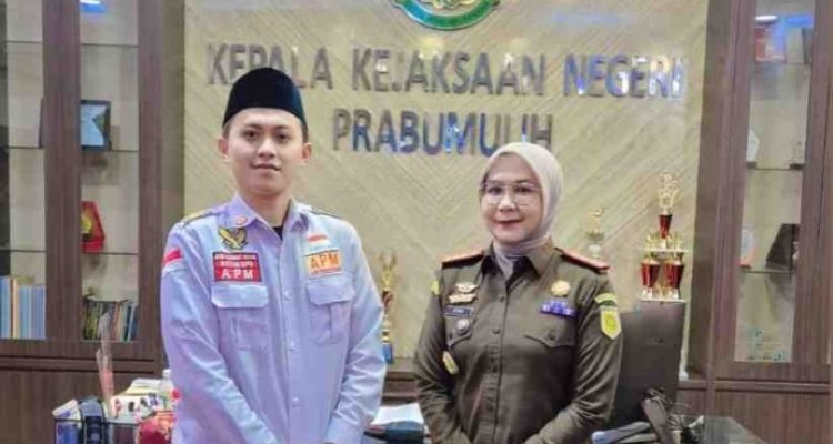 Lembaga Swadaya Masyarakat (LSM) Aliansi Prabumulih Menggugat (APM) menggelar audiensi sekaligus silaturahmi dengan Kepala Kejaksaan Negeri (Kajari) Prabumulih, Kamis (12/2/2026).